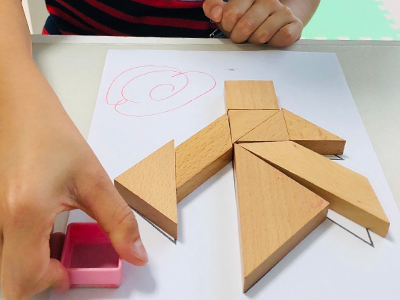 ピグマリオンの学具「天地パズル」を使って解いたプリントにはなまるがついている